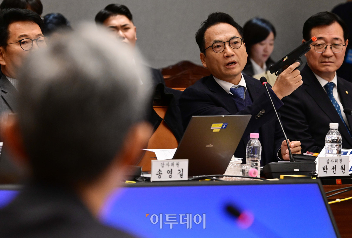 ▲박선원 더불어민주당 의원이 7일 서울 용산구 국방부에서 열린 국회 국방위원회의 국방부에 대한 국정감사에서 모형 권총을 들고 질의를 하고 있다. 국회사진기자단