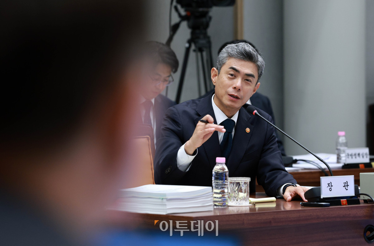 ▲강신철 국방부 장관이 7일 서울 용산구 국방부에서 열린 국회 국방위원회의 국방부에 대한 국정감사에서 의원 질의에 답변하고 있다. 국회사진기자단