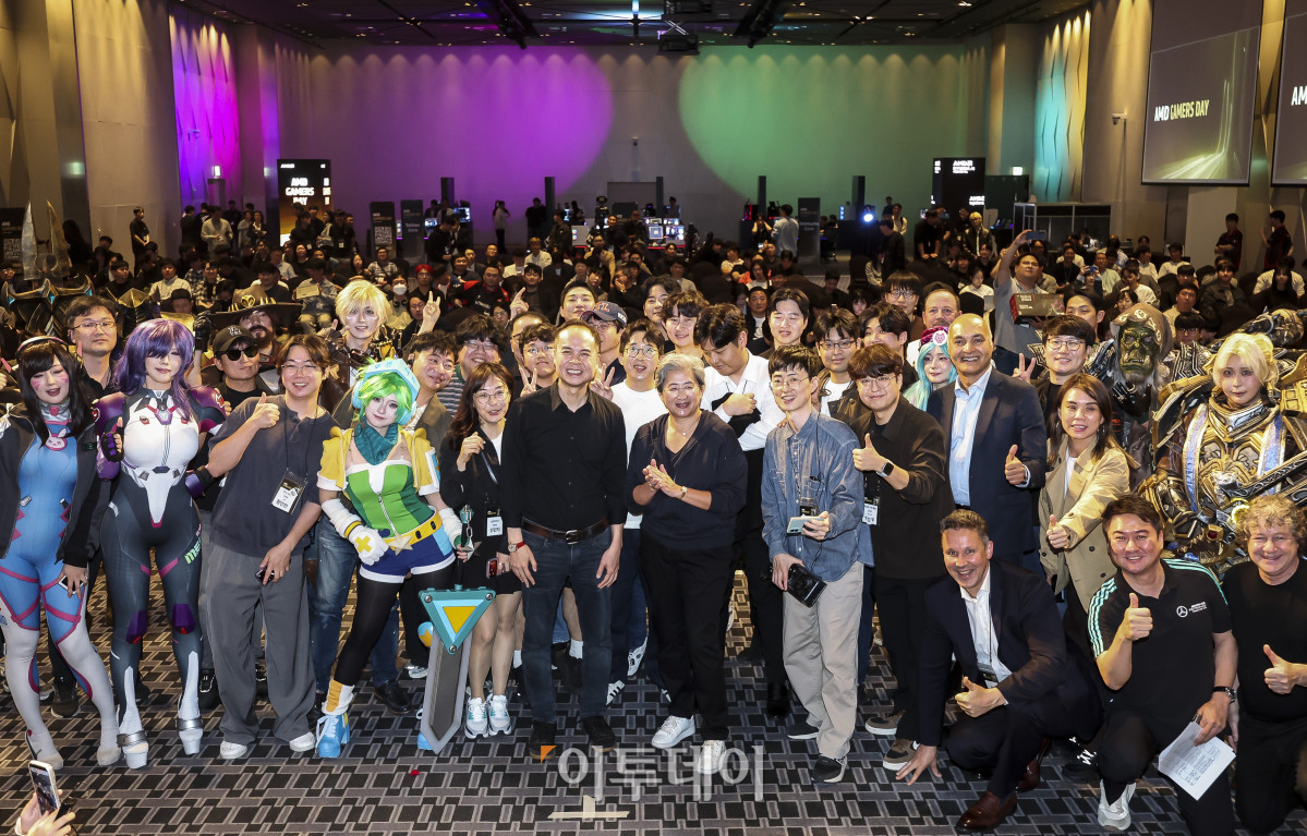 ▲리사 수 AMD CEO(최고경영자)와 잭 후인 수석부사장이 7일 서울 용산구 서울 드래곤시티 그랜드볼룸 한라홀에서 열린 'AMD 게이머 데이' 행사에서 참가자들과 함께 기념촬영을 하고 있다. 고성준 기자 joonko1@
