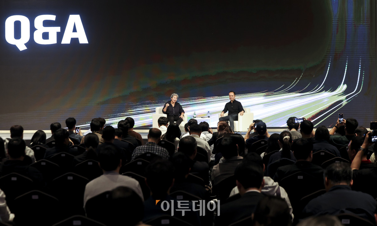 ▲리사 수 AMD CEO(최고경영자)가 7일 서울 용산구 서울 드래곤시티 그랜드볼룸 한라홀에서 열린 'AMD 게이머 데이' 행사에서 질의응답을 하고 있다. 고성준 기자 joonko1@