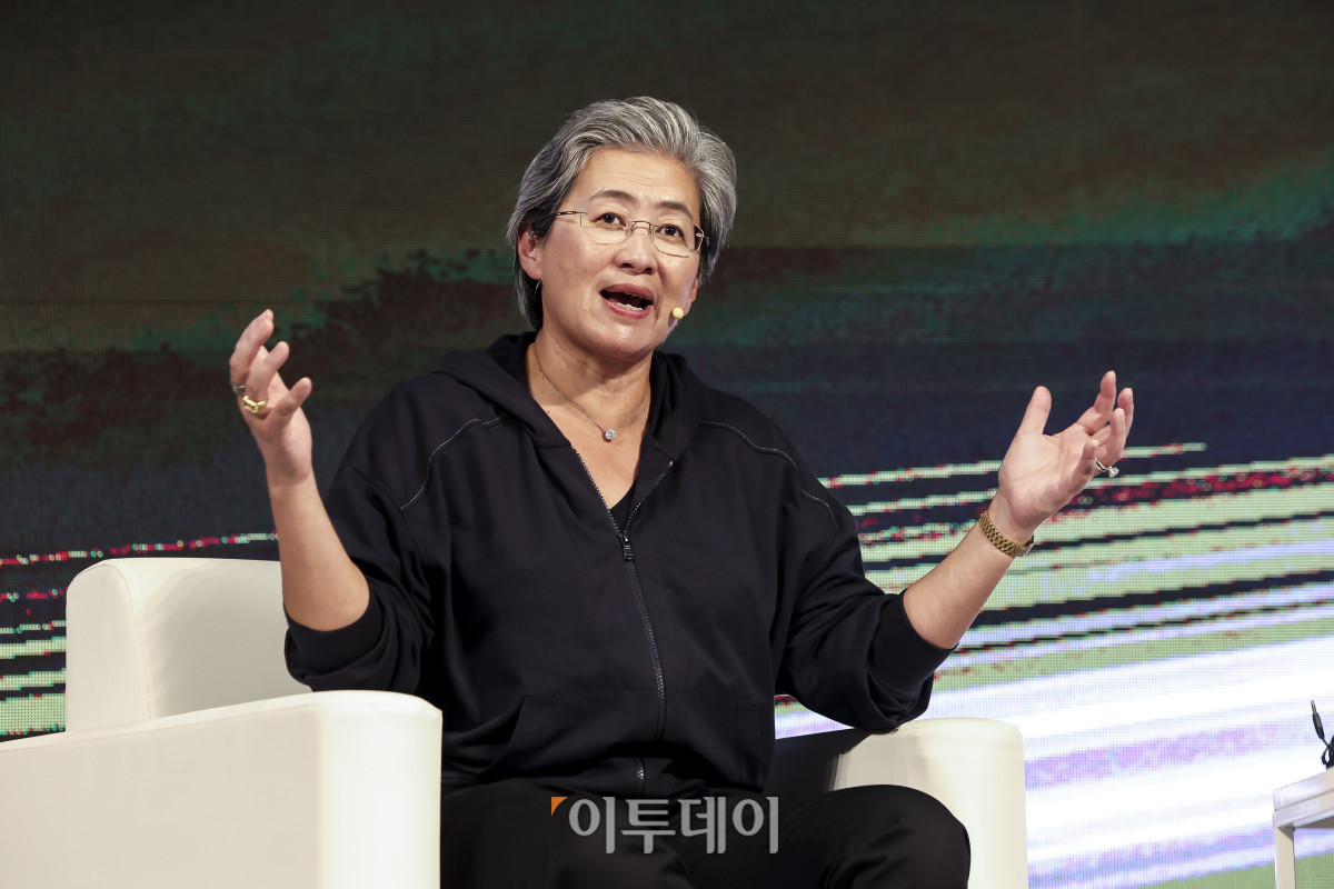 ▲리사 수 AMD CEO(최고경영자)가 7일 서울 용산구 서울 드래곤시티 그랜드볼룸 한라홀에서 열린 'AMD 게이머 데이' 행사에서 발언하고 있다. 고성준 기자 joonko1@