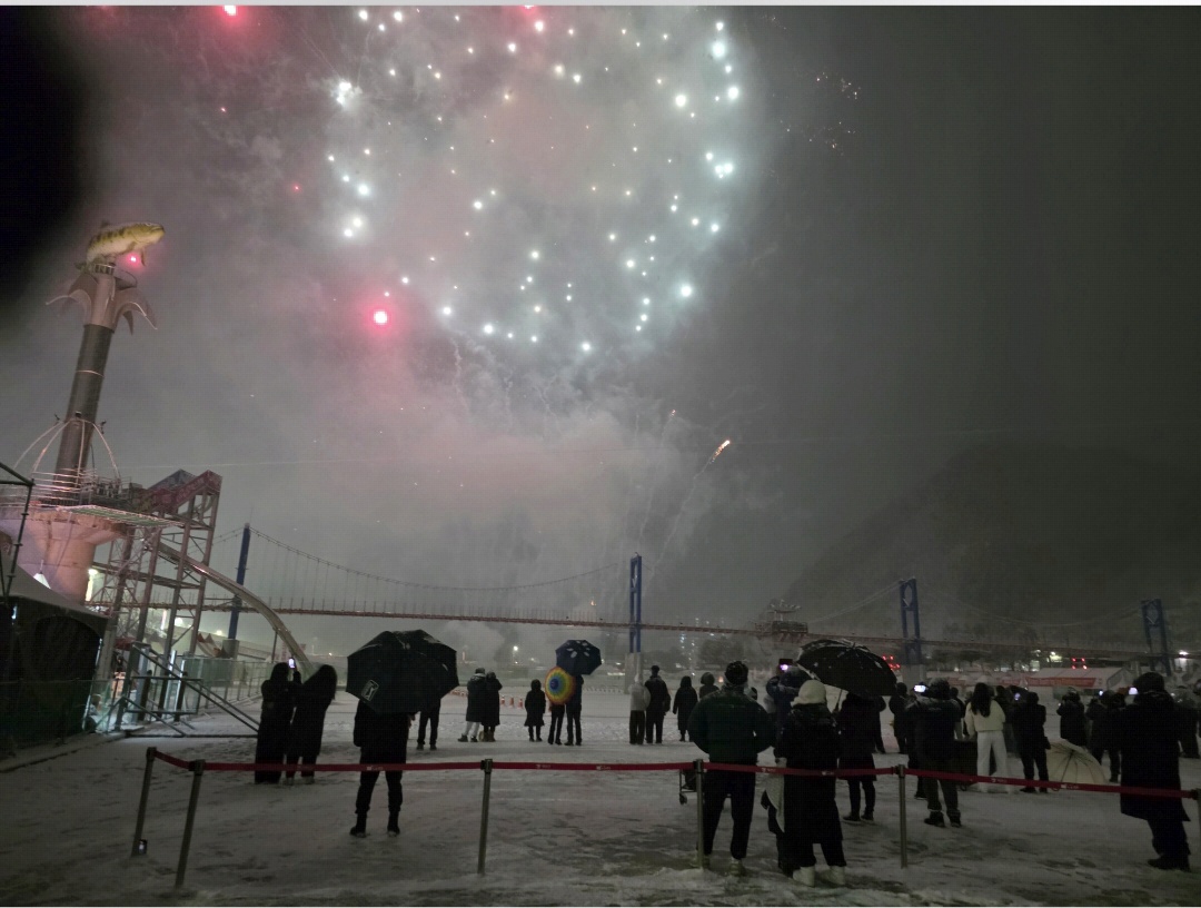 ▲화천 산천어축제 개막식을 알리는 불꽃들이 축제장 밤하늘을 별처럼 수놓고 있다. 산천어축제는 본지 전수 분석에서 13년간 수익이 원가를 넘긴 행사 24건에 든 흑자 축제다. 2026.1.10. (사진=뉴시스)