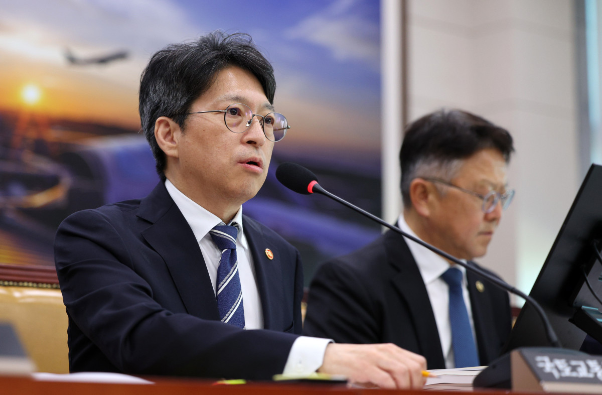 ▲홍지선 국토교통부 장관이 7일 서울 여의도 국회에서 열린 국토교통위원회 국정감사(국토교통부 등)에서 의원 질의에 답변하고 있다. (뉴시스)