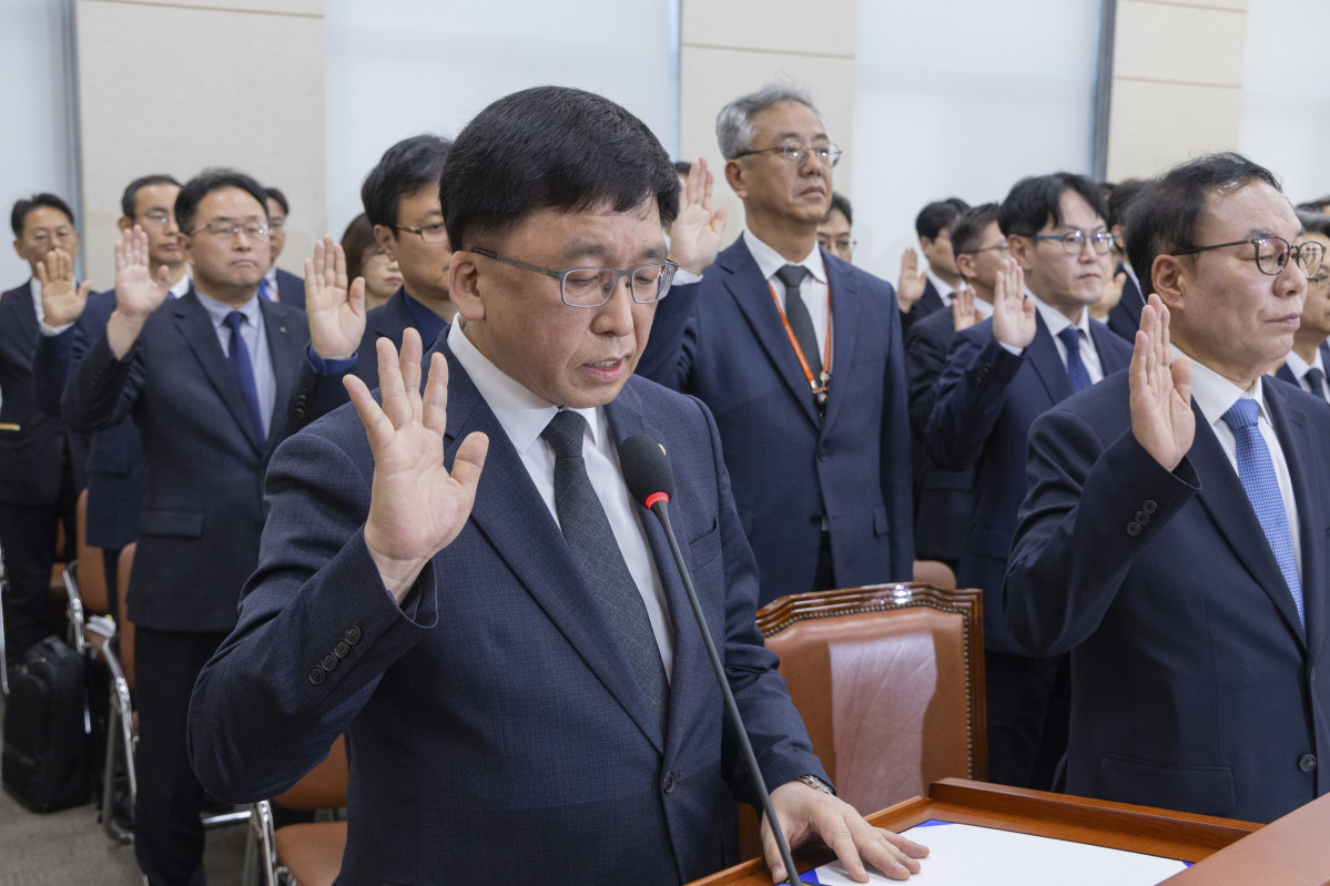 ▲강동환 중앙선거관리위원회 사무총장 직무대행을 비롯한 기관 증인들이 7일 국회에서 열린 행정안전위원회 국정감사에 출석해 증인 선서를 하고 있다. (연합뉴스)