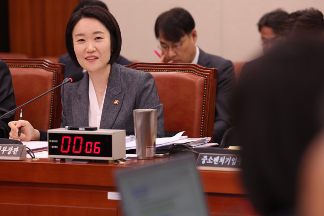▲이소영 중소벤처기업부 장관이 7일 여의도 국회에서 열린 산업통상자원중소벤처기업위원회의 중소벤처기업부 국정감사에 출석해 의원 질의에 답변하고 있다. 2026.10.07. (뉴시스)