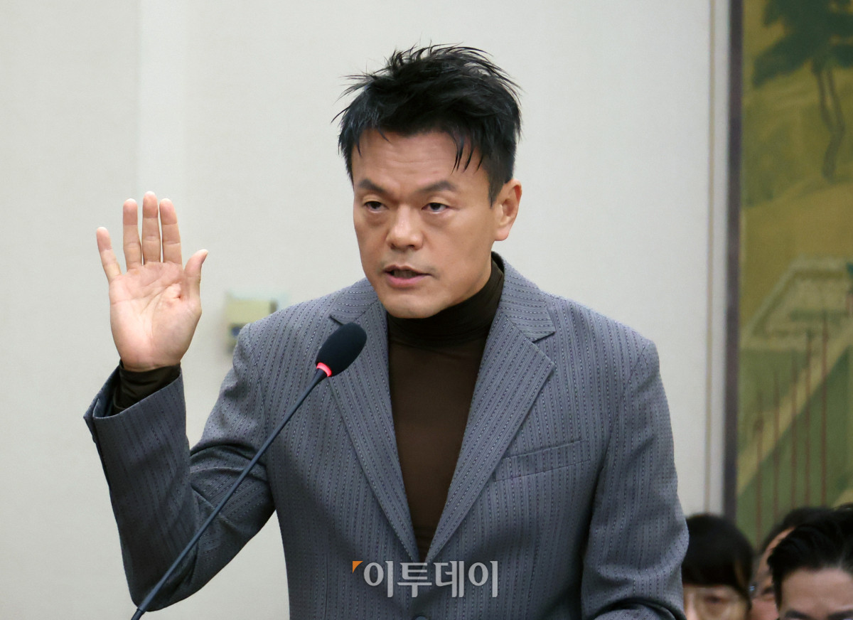 ▲박진영 대중문화교류위원회 공동위원장이 7일 서울 여의도 국회 문화체육관광위원회 국정감사에서 증인선서를 하고 있다. 고이란 기자 photoeran@