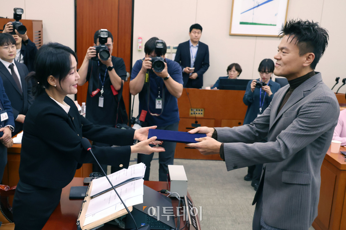 ▲박진영(오른쪽) 대중문화교류위원회 공동위원장이 7일 서울 여의도 국회 문화체육관광위원회 국정감사에서 증인선서를 마치고 선서문을 이재정 위원장에게 선서문을 전달하고 있다. 고이란 기자 photoeran@