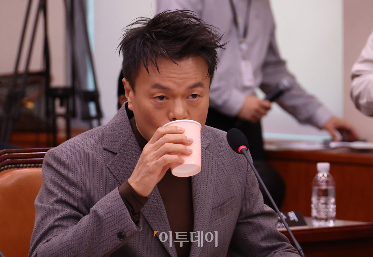 ▲박진영 대중문화교류위원회 공동위원장이 7일 서울 여의도 국회 문화체육관광위원회 국정감사에서 물을 마시고 있다. 고이란 기자 photoeran@