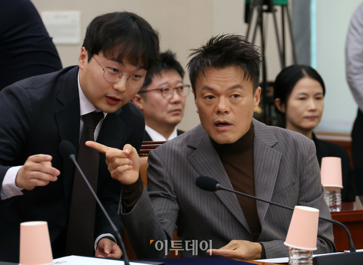 ▲박진영(오른쪽) 대중문화교류위원회 공동위원장이 7일 서울 여의도 국회 문화체육관광위원회 국정감사에서 관계자와 대화하고 있다. 고이란 기자 photoeran@