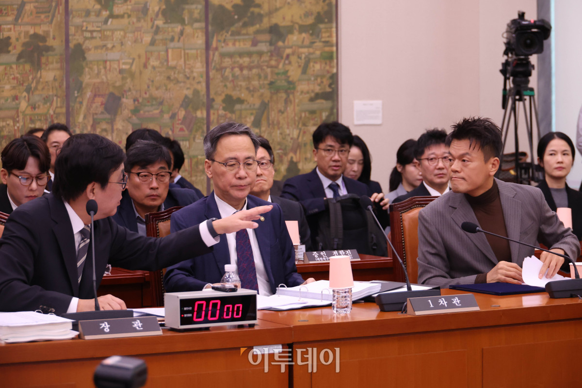 ▲최휘영(왼쪽) 문화체육관광부 장관과 박진영 대중문화교류위원회 공동위원장이 7일 서울 여의도 국회 문화체육관광위원회 국정감사에서 대화하고 있다. 고이란 기자 photoeran@