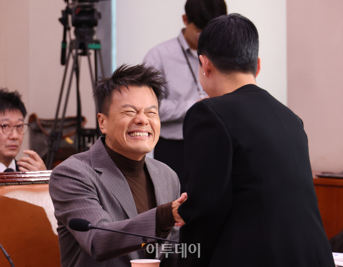 ▲박진영(왼쪽) 대중문화교류위원회 공동위원장이 7일 서울 여의도 국회 문화체육관광위원회 국정감사에서 김재원 조국혁신당 의원과 인사하고 있다. 고이란 기자 photoeran@