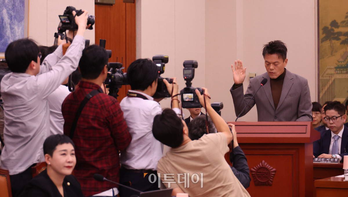▲박진영 대중문화교류위원회 공동위원장이 7일 서울 여의도 국회 문화체육관광위원회 국정감사에서 증인선서를 하고 있다. 고이란 기자 photoeran@