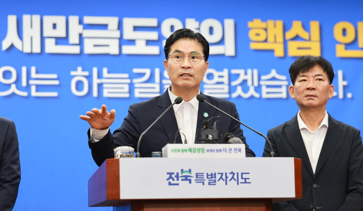 ▲이원택 전북특별자치도지사가 7일 도청 기자회견장에서 새만금국제공항 건설사업 정상화를 촉구하는 브리핑을 하고 있다. (사진제공=전북특별자치도)