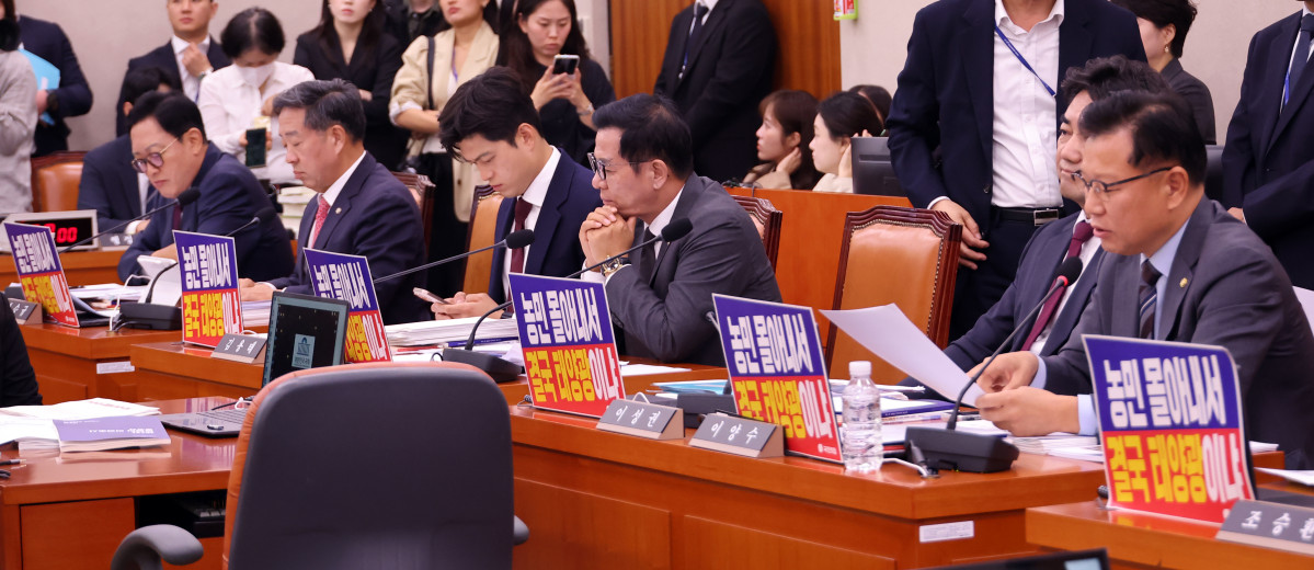 ▲7일 국회에서 열린 농림축산식품해양수산위원회 국정감사에서 국민의힘 위원들이 '농민 몰아내서 결국 태양광이냐'라고 쓰인 피켓을 앞에 걸어두고 있다. 사진=연합뉴스