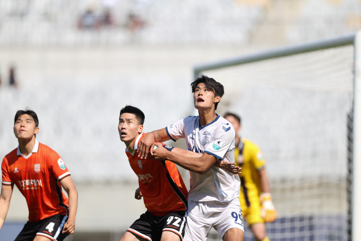 ▲화성 이종성과 수원 하정우가 볼 경합을 펼치고 있다. (사진제공=한국프로축구연맹)