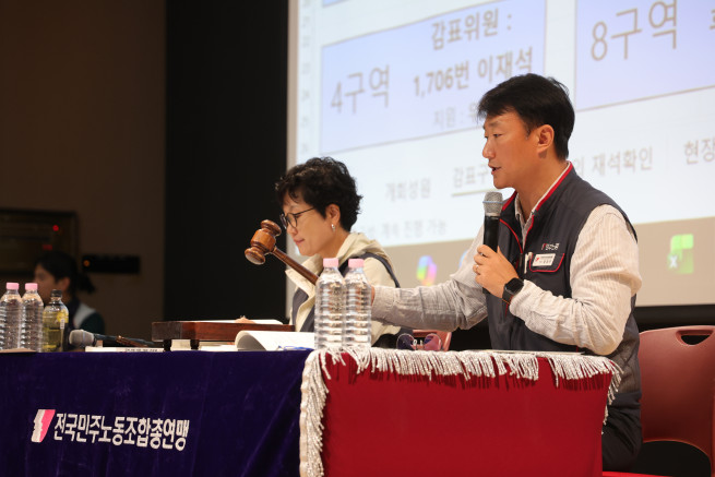 ▲7일 오후 경기도 고양시 킨텍스에서 열린 전국민주노동조합총연맹 제85차 임시대의원대회에서 민주노총 양경수 위원장(오른쪽)이 의사봉을 두드리며 회의를 진행하고 있다. (연합뉴스)