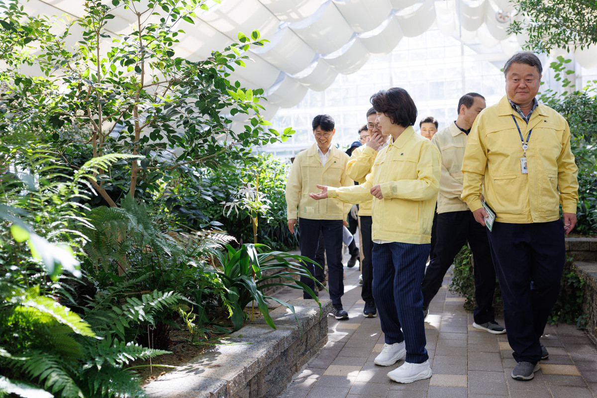 ▲추미애 경기도지사가 7일 오산 물향기수목원에서 관계자들과 함께 현장을 둘러보고 있다. (경기도)