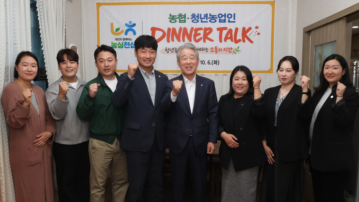 ▲강호동 농협중앙회장(왼쪽에서 다섯 번째)이 6일 충북 청주시 청년농업인 농가를 찾아 지역 청년농업인들과 간담회를 진행한 후 기념 촬영을 하고 있다. (사진제공=농협중앙회)