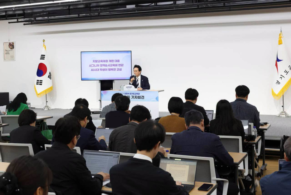 ▲안민석 경기도교육감이 7일 수원 광교 경기도교육청 남부청사에서 '지방교육재정 개편 대응', '사교육비 반값' 등이 적힌 화면을 배경으로 취임 100일 기자회견을 하고 있다. (안민석 경기도교육감 페이스북)