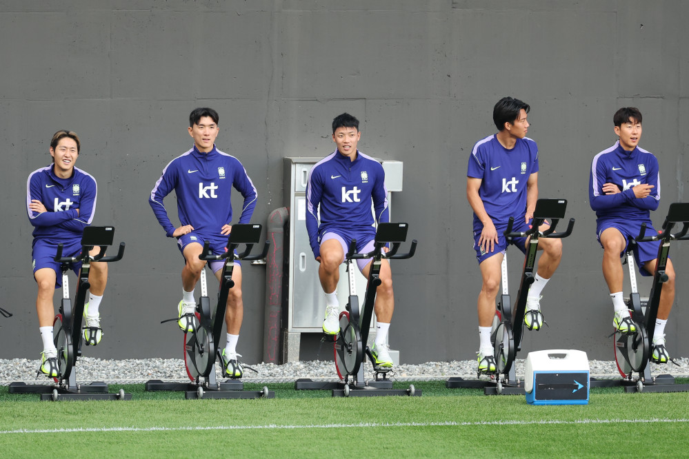 ▲'모레노호' 축구대표팀에 합류한 손흥민과 이강인 등 해외파 선수들이 22일 충남 천안시 코리아풋볼파크에서 열린 공개훈련에서 자전거를 타며 몸을 풀고 있다. (연합뉴스)