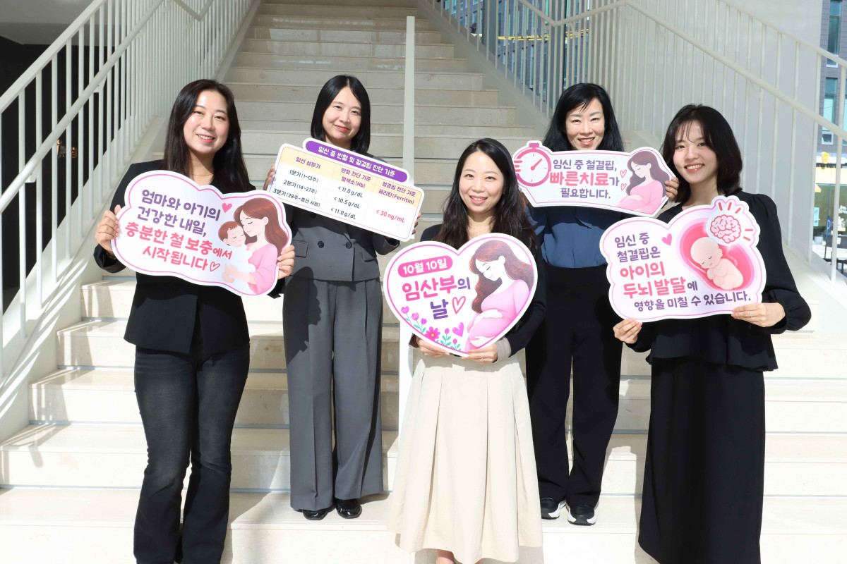 ▲JW중외제약 임직원들이 ‘임산부의 날’을 앞두고 임신 중 철결핍의 조기 진단과 적절한 치료의 중요성을 알리는 사내 캠페인을 진행 중이다. (사진제공=JW중외제약)