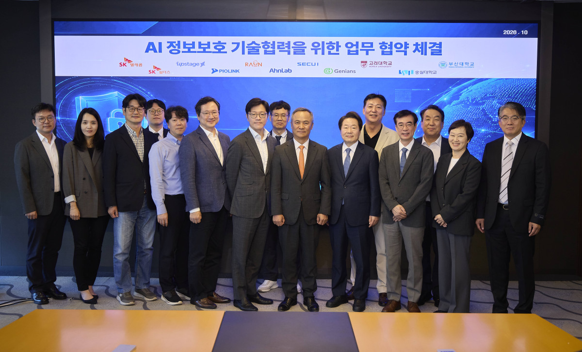 ▲7일 오후 SKT타워에서 열린 '독자 AI 사이버보안 협의체' 출범식에서 참석자들이 기념 촬영을 하고 있다. (왼쪽부터) 최용진 SK텔레콤 AI Tech센터장, 최동희 SK텔레콤 AI전략기획실장, 최대선 숭실대 AI대학 학장, 허신욱 부산대 교수, 김태윤 SK텔레콤 Foundation Model 담당, 이재용 업스테이지 공공부문대표, 유경상 SK텔레콤 AI CIC장, 정익래 고려대 정보보호대학원장, 권헌영 고려대 교수, 강석균 안랩 대표, 정삼용 시큐아이 대표, 조영철 파이오링크 대표, 이동범 지니언스 대표, 이정아 라온시큐어 대표, 김병무 SK쉴더스 부사장. (사진제공=SK텔레콤)