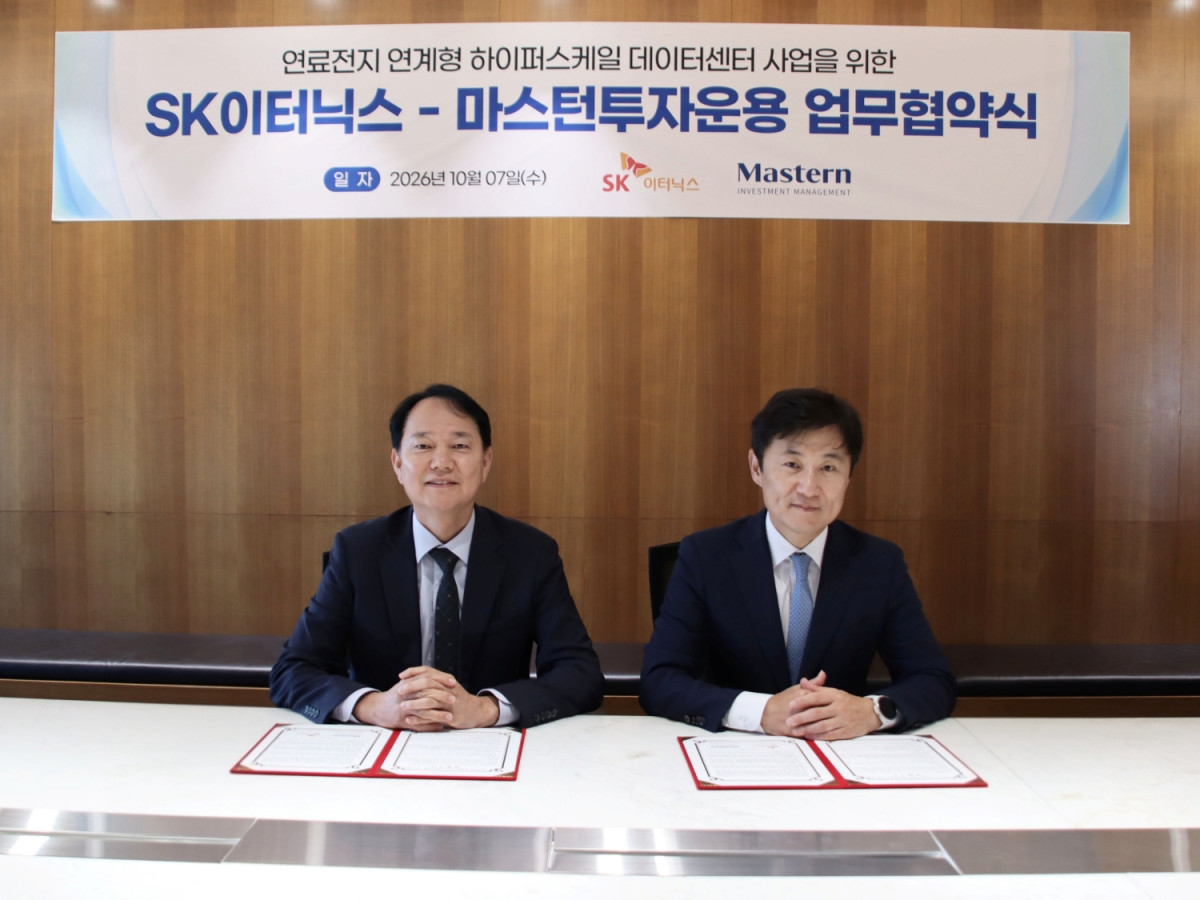 ▲SK이터닉스가 마스턴투자운용과 연료전지 연계형 데이터센터 사업 추진을 위한 업무협약을 체결했다. (왼쪽부터 김해중 SK이터닉스 대표, 박형석 마스턴투자운용 대표 (SK이터닉스)