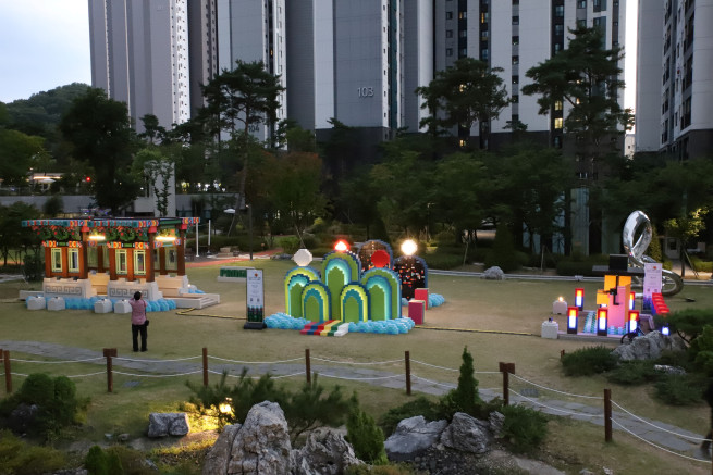 ▲천안 푸르지오 레이크사이드에 설치된 푸르지오 팝업가든 전경. (사진제공=대우건설)