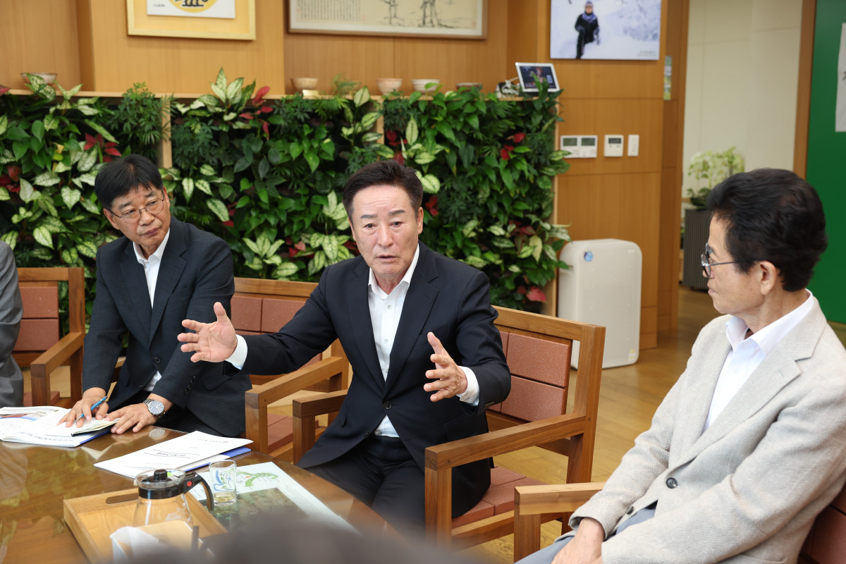 ▲박권현 청도군수(중앙)는 최근 이철우 경북도지사실을 찾아 군정업무 관련한 경북도의 협조와 지원을 요청했다. (경북도)