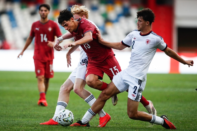 ▲6일(현지시간) 포르투갈 레이리아의 마갈랴이스 페소아 스타디움에서 열린 UEFA(유럽축구연맹) 21세 이하(U-21) 챔피언십 예선 포르투갈과 체코의 경기 중, 포르투갈의 로드리고 레고(왼쪽)가 체코의 필리프 리사(오른쪽)와 볼 다투기를 벌이고 있다. (EPA/연합뉴스)