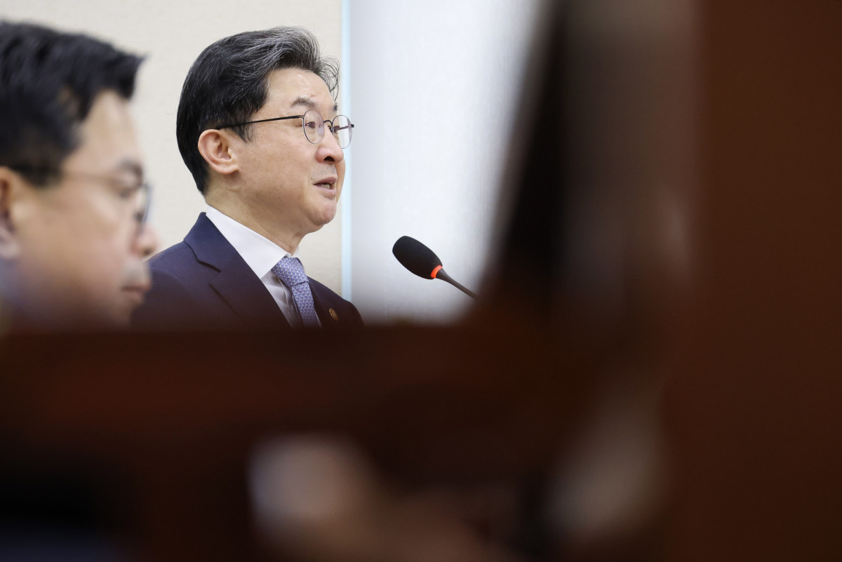 ▲이억원 금융위원장이 8일 국회 정무위원회에서 열린 금융위원회 등에 대한 국정감사에서 업무보고를 하고 있다. (연합뉴스)