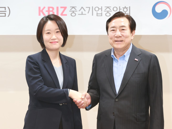 ▲이소영 중소벤처기업부 장관(왼쪽)이 지난달 4일 후보자 신분으로 서울특별시 영등포구 중소기업중앙회를 방문해 김기문 중소기업중앙회장과 기념촬영을 하고있다 (사진제공=중소벤처기업부)