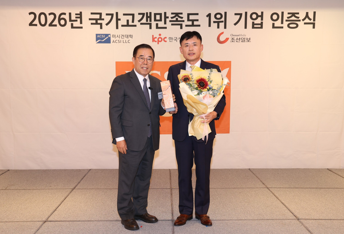 ▲7일 더그랜드롯데 서울 사파이어볼룸에서 열린 '2026 국가고객만족도(NCSI)' 1위 기업 인증 수여식에서 황성만 오뚜기 대표이사(오른쪽)와 박성중 한국생산성본부 회장(왼쪽)이 수상 후 기념촬영을 하고 있다. (사진제공=오뚜기)