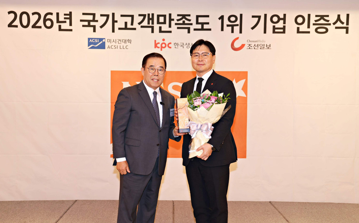 ▲7일 ‘2026 국가고객만족도조사(NCSI)’시상식에서 이원택 롯데GRS 대표이사(오른쪽)와 박성중 한국생산성본부 회장(왼쪽)이 기념 촬영을 하고 있다. (사진제공=롯데GRS)