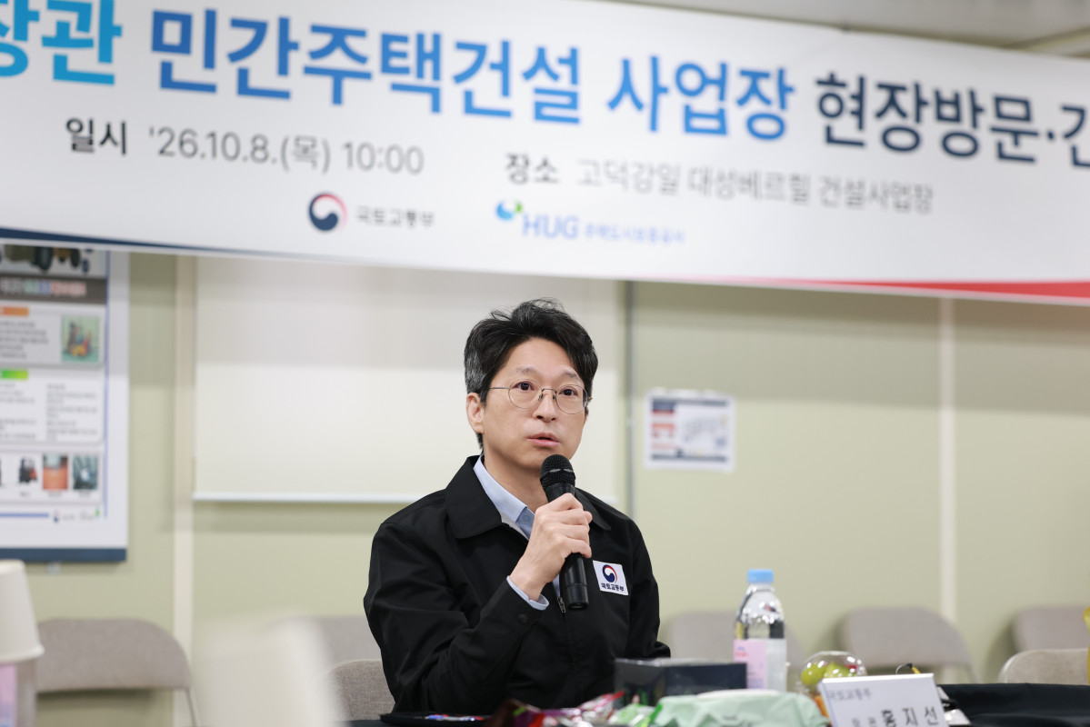 ▲홍지선 국토부 장관이 고덕 강일지구 사업장을 방문해 추진 현황을 점검하고 간담회를 진행하고 있다. (사진제공=국토교통부)
