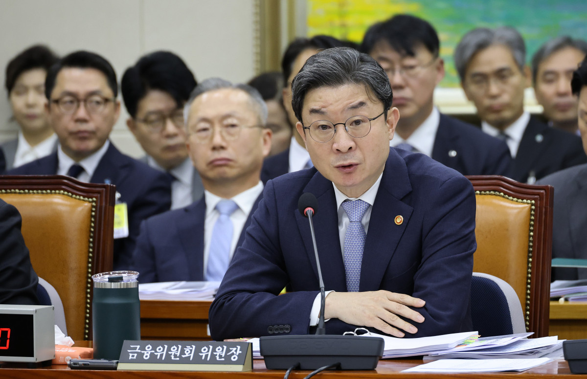 ▲이억원 금융위원장이 8일 국회 정무위원회에서 열린 금융위원회 등에 대한 국정감사에서 위원들의 질의에 답하고 있다. (연합뉴스)