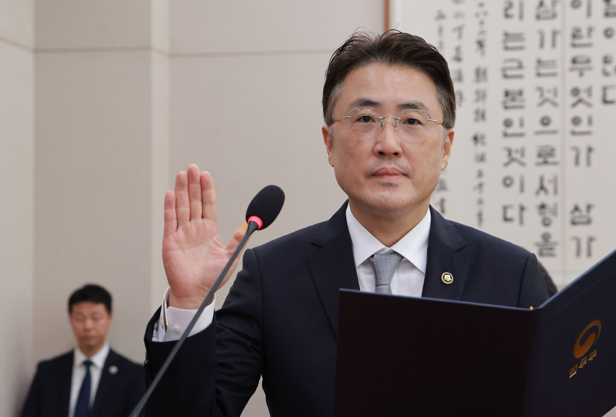 ▲이진수 법무부 장관 직무대행이 8일 국회 법제사법위원회에서 열린 법무부, 대한법률구조공단 등에 대한 국정감사에서 선서하고 있다. (연합뉴스)