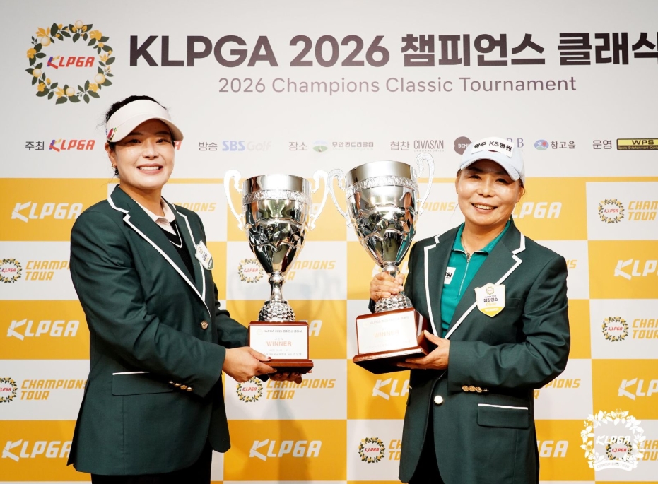 ▲챔피언스 클래식 그린부 우승자 최혜정(왼쪽)과 골드부 우승자 오미현. (사진제공=KLPGA)