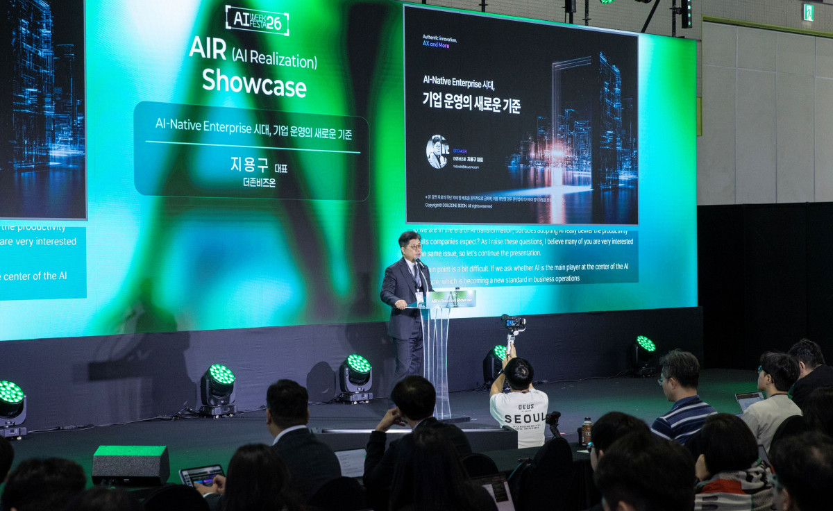 ▲더존비즈온 공동대표 지용구 사장이 8일 서울 코엑스에서 열린 ‘AI Festa 26’ AIR Showcase에서 ‘AI Native Enterprise 시대, 기업 운영의 새로운 기준’을 주제로 강연하고 있다. (사진제공=더존비즈온)