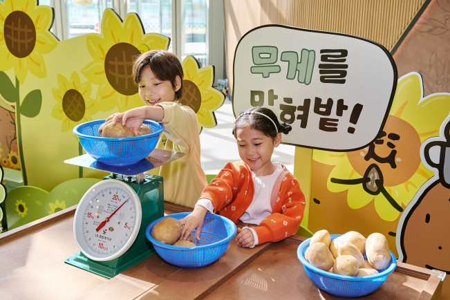 ▲스타필드 수원이 진행하는 ‘도심 속 밭캉스(10/2~10/18)’ 행사에서 어린이 모델들이 체험 프로그램에 참여하고 있다. (사진제공=신세계프라퍼티)
