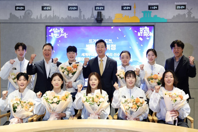 ▲오세훈 시장이 8일 2026 아시안게임에 출전한 서울시청 소속 선수들과 기념 촬영을 하고 있다. (사진제공=서울시)
