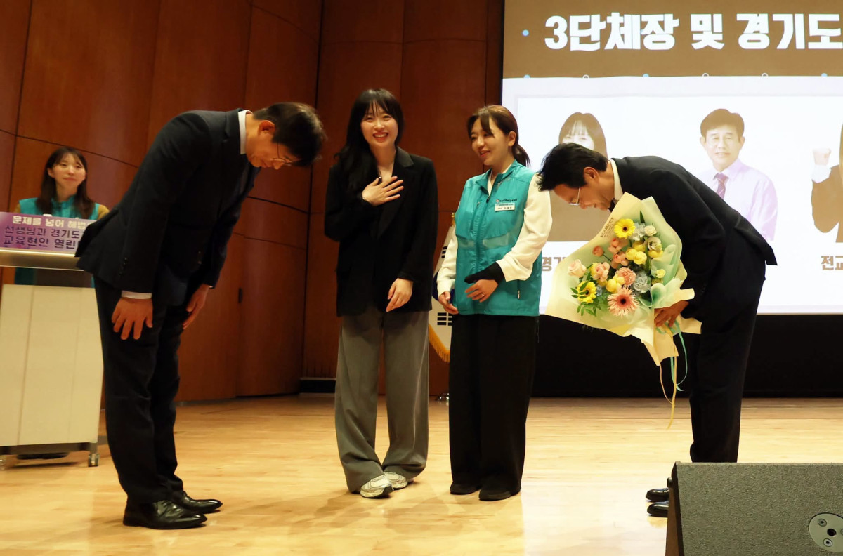 ▲안민석 경기도교육감이 7일 경기도교육청 남부청사 대강당에서 열린 '문제를 넘어 해법으로' 교육현안 열린토론회에 앞서 교원단체 대표들로부터 취임 100일 축하 꽃다발을 받고 있다. (안민석 경기도교육감 페이스북)
