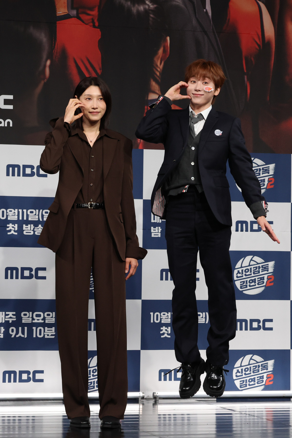 ▲김연경 감독과 그룹 세븐틴의 부승관이 8일 서울 마포구 상암동 MBC사옥에서 열린 MBC '신인감독 김연경2' 제작발표회에서 포즈를 취하고 있다. (연합뉴스)