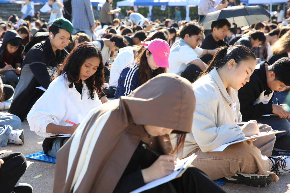 ▲동국대학교 한국어교육원은 8일 서울캠퍼스 만해광장에서 ‘개교 120주년 기념 2026년 한국어교육원 한글 백일장’을 성공적으로 개최했다. (동국대)