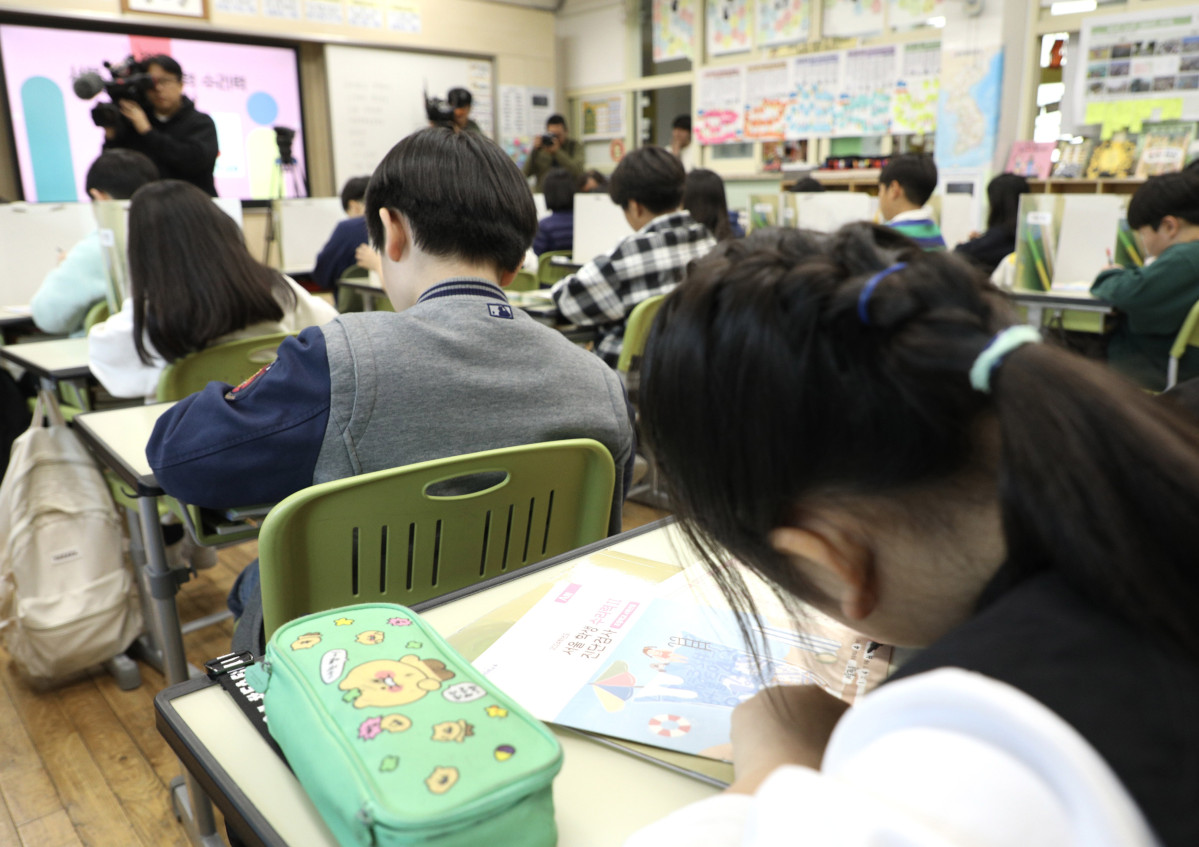 ▲서울학생 문해력·수리력 진단검사가 실시된 서울 양천구 정목초등학교에서 4학년 학생들이 시험을 치르고 있다. (뉴시스)