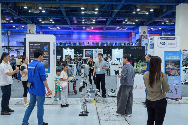 ▲6일 서울 코엑스에서 열린 '2026 서울 AI 로봇쇼'에서 관람객들이 로봇을 살펴보고 있다. (사진제공=서울시)