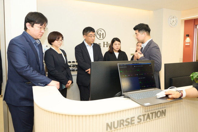 ▲(왼쪽부터)이종혁 WHO WPRO DSI 기술담당관, 조은경 케어허브 시설장, 히로마사 오카야스 WHO WPRO DSI 부서장, 미키코 칸다 WHO WPRO DSI 건강한 노화 기술책임자가 케어허브의 24시간 모니터링 시스템에 대해 설명을 듣고 있다. (사진제공=대웅그룹)