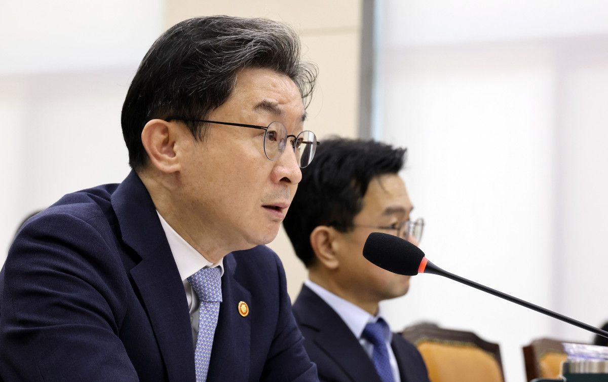 ▲이억원 금융위원장이 8일 국회 정무위원회에서 열린 금융위원회 등에 대한 국정감사에서 위원들의 질의에 답하고 있다. (사진제공=연합뉴스)