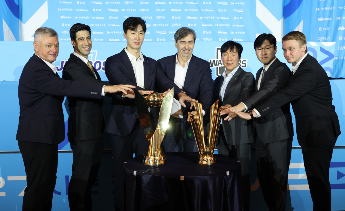▲8일 서울 강남구 호텔 리베라 청담에서 열린 2026-2027시즌 V리그 남자부 미디어데이에서 각 구단 감독들이 기념촬영을 하고 있다. 왼쪽부터 헤난 달 조토 대한항공 감독, 이사나예 라미레스 KB손해보험 감독, 박철우 우리카드 감독, 필리프 블랑 현대캐피탈 감독, 신영철 OK저축은행 감독, 석진욱 한국전력 감독, 토미 틸리카이넨 삼성화재 감독. (연합뉴스)