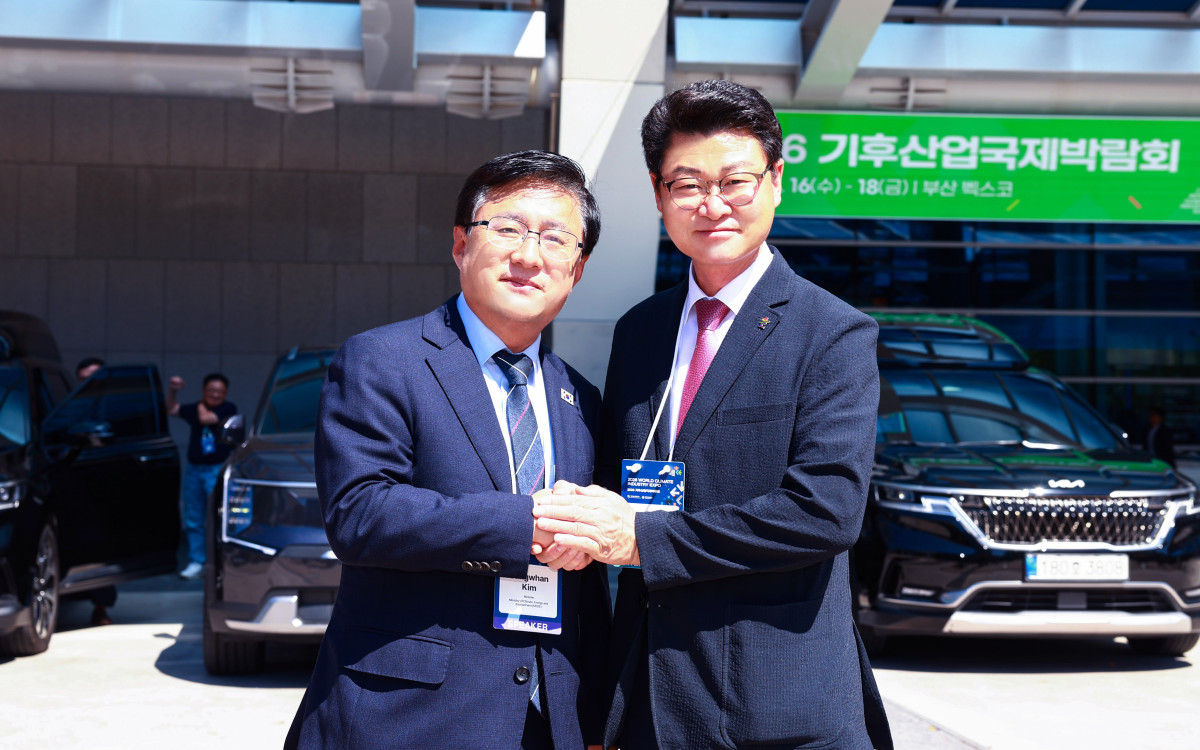 ▲황이주 울진 군수가 김성환 기후에너지환경부 장관을 만나 기념촬영을 하고 있다. (울진군)